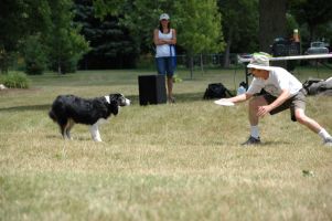 frisbee expert entertains kids
