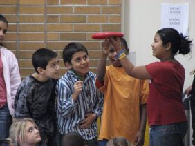 frisbee expert entertains kids